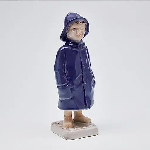 Мальчик в дождевике - View 2