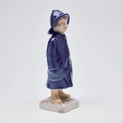 Мальчик в дождевике - View 3