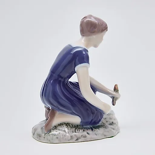 Девушка сажает цветы - View 3