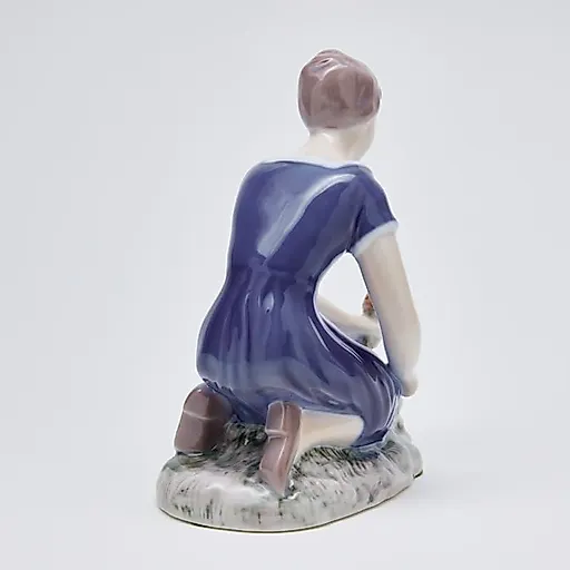 Девушка сажает цветы - View 4