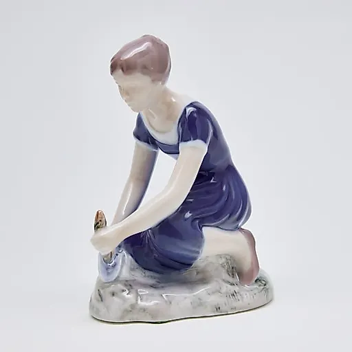 Девушка сажает цветы - View 6