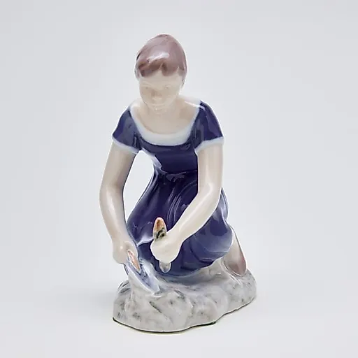 Девушка сажает цветы - View 8