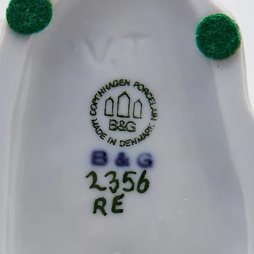 Девушка сажает цветы - View 9