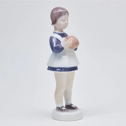 Девочка с мячом - View 2