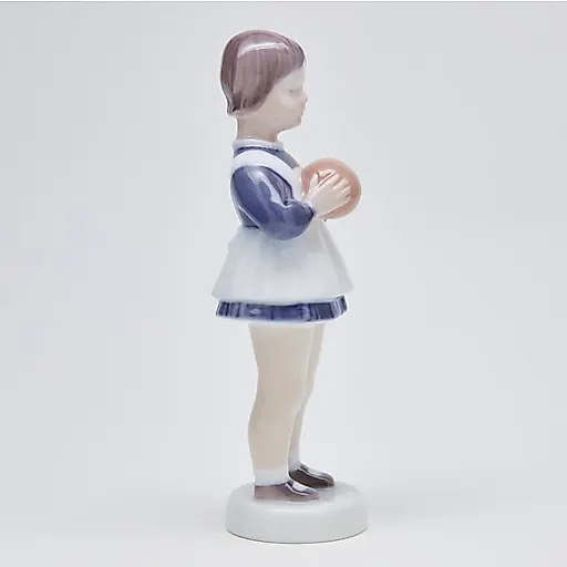 Девочка с мячом - View 3