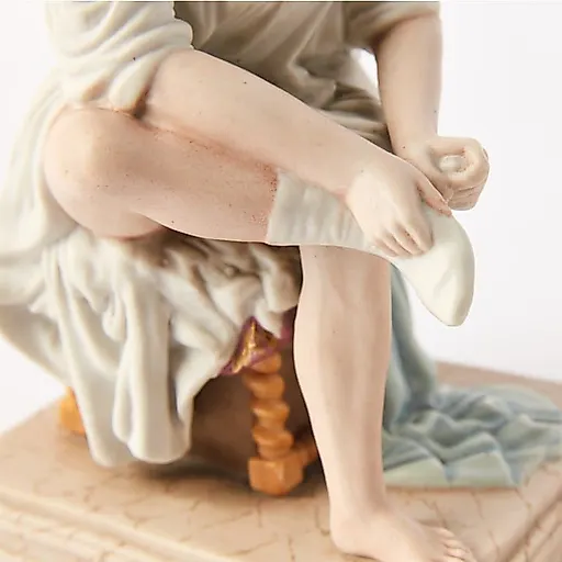 Девушка, надевающая чулок - View 5