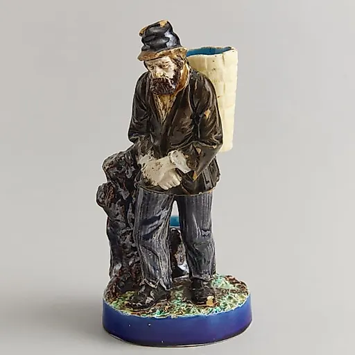 Редкая фаянсовая статуэтка