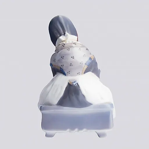 Бабушка сидит с вязанием - View 5