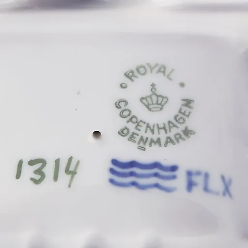 Бабушка сидит с вязанием - View 6