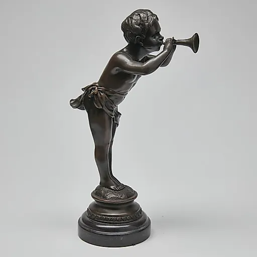 Мальчик играет на дудке