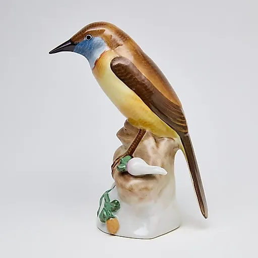 Птица на пьедестале с земляникой и редисом - View 2