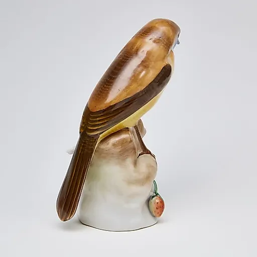 Птица на пьедестале с земляникой и редисом - View 4