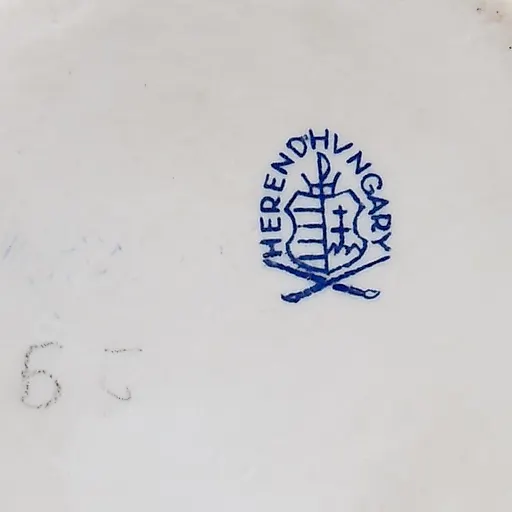 Птица на пьедестале с земляникой и редисом - View 7