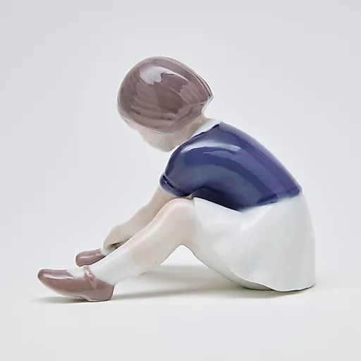 Фигурка "Девочка застегивает туфли" - View 5