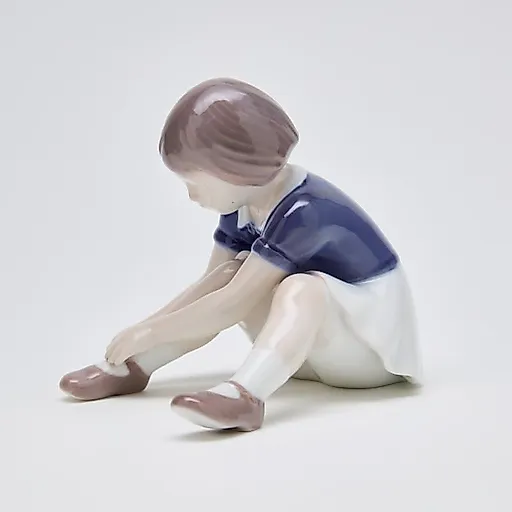 Фигурка "Девочка застегивает туфли" - View 6