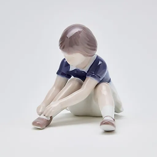 Фигурка "Девочка застегивает туфли" - View 7