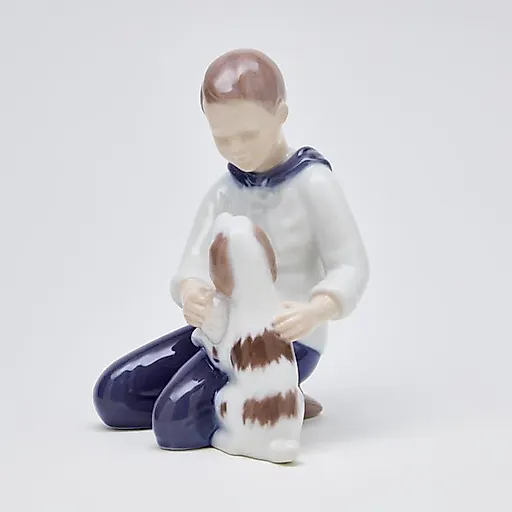 Фигурка "Мальчик моет собаку" - View 3