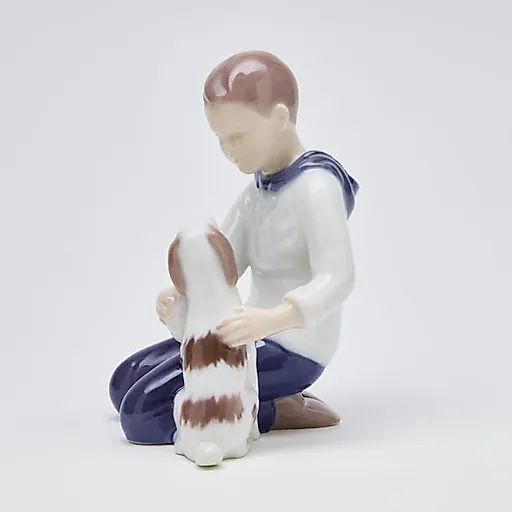 Фигурка "Мальчик моет собаку" - View 4