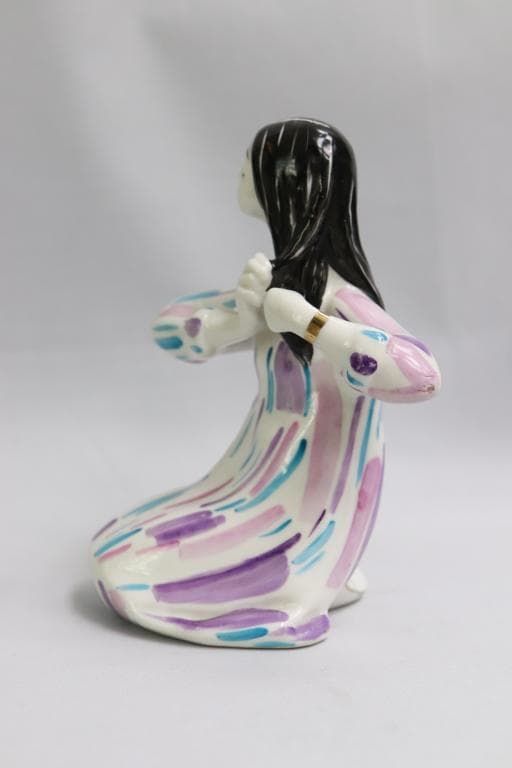 Узбечка, заплетающая косички - View 3