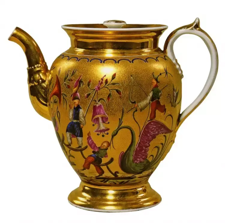 Тарелка с фарфоровой сценой, воспроизводящей исторические сражения” style=