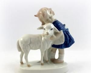 Девочка с овечкой