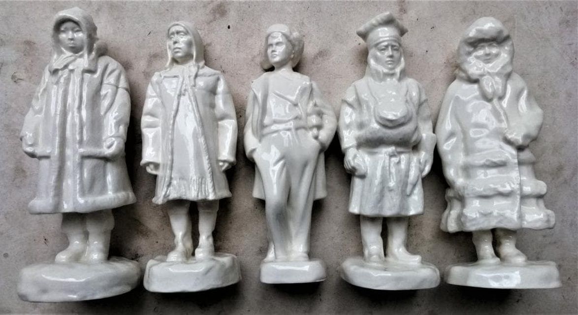 Фарфоровые статуэтки пять штук Народы России.