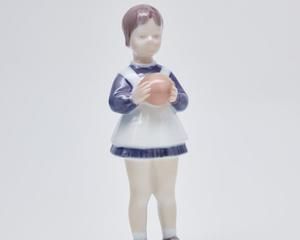 Девочка с мячом