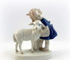 Статуэтка Девочка с овечкой