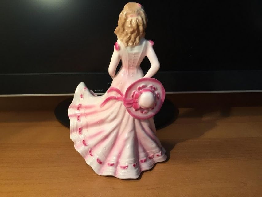 Девушка в розовом платье, обдуваемая ветром