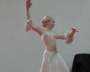 Танцовщица в пышном платье