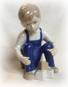 Мальчик с кубиками