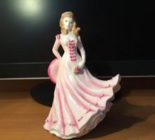 Девушка в розовом платье, обдуваемая ветром