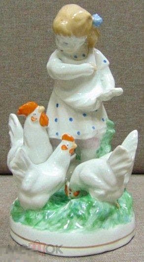 Девочка кормит кур - View 2