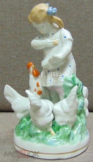 Девочка кормит кур - View 3