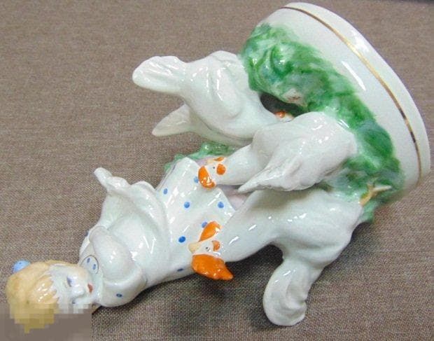 Девочка кормит кур - View 6