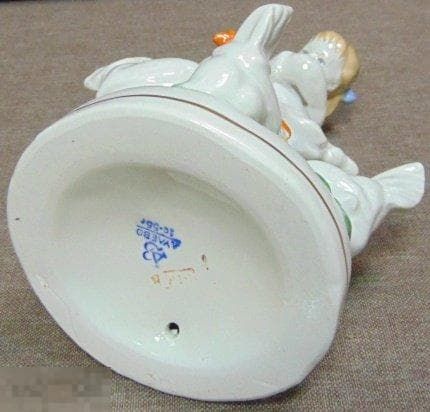 Девочка кормит кур - View 7