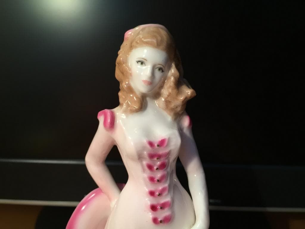 Девушка в розовом платье, обдуваемая ветром - View 2