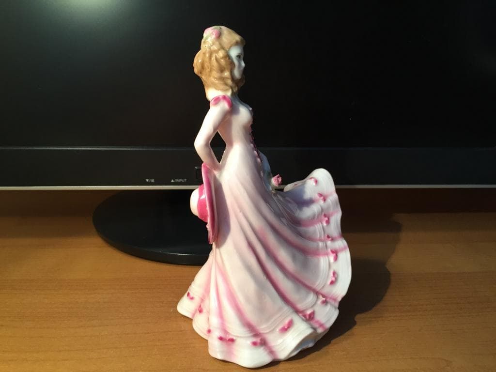 Девушка в розовом платье, обдуваемая ветром - View 3