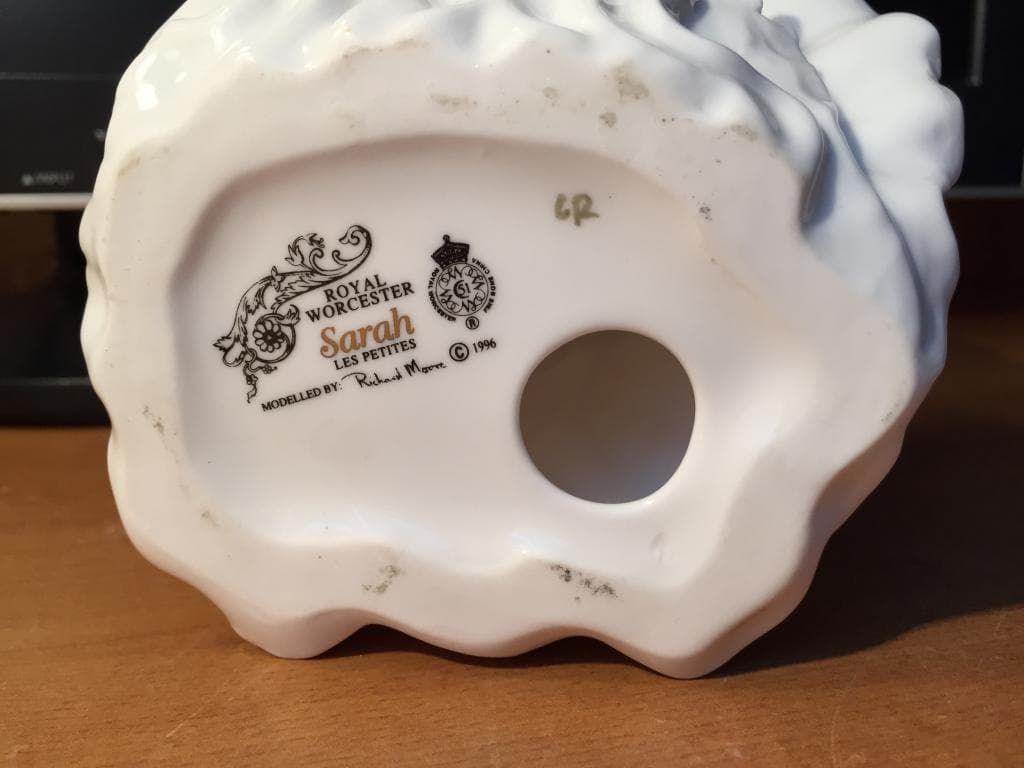 Девушка в розовом платье, обдуваемая ветром - View 6