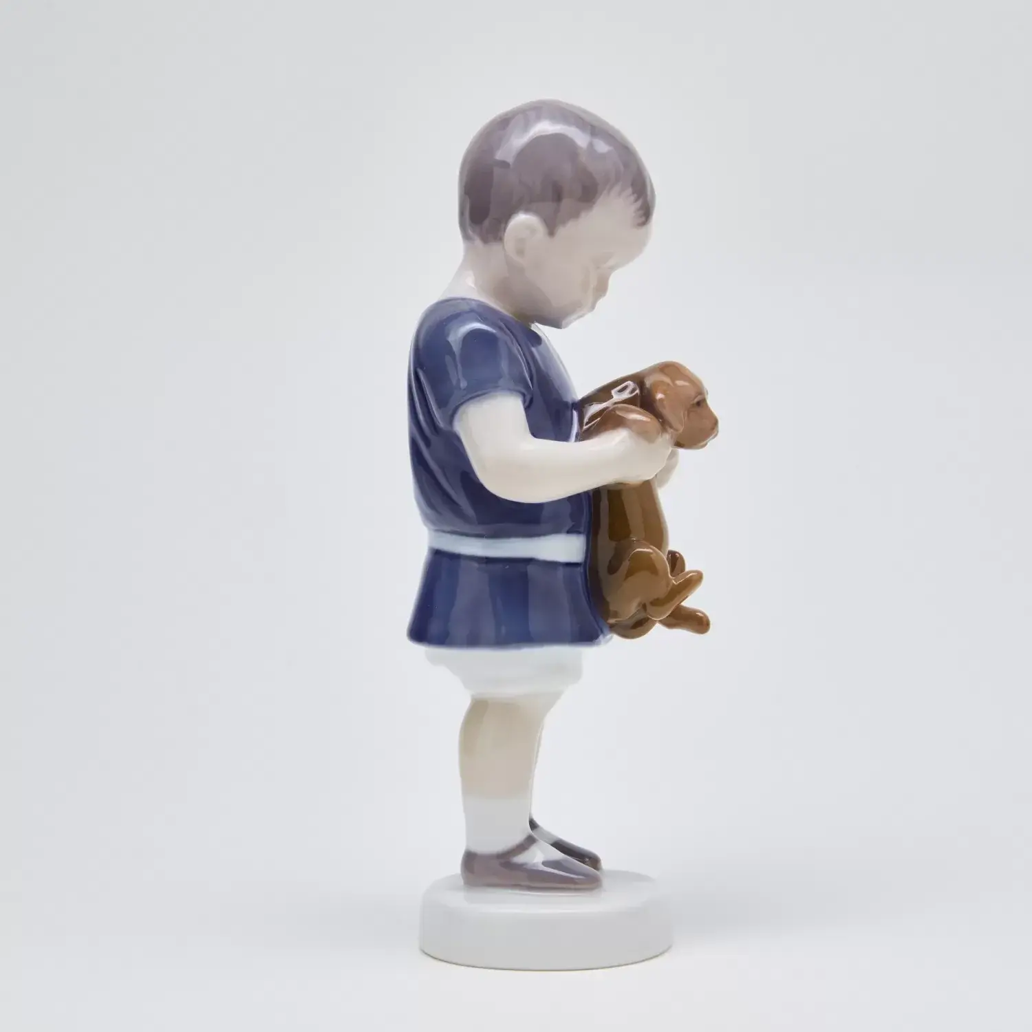 Фигурка "Мальчик с таксой" - View 12