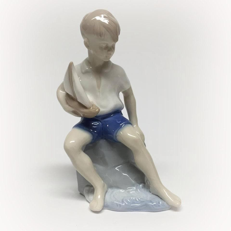 Мальчик с парусником