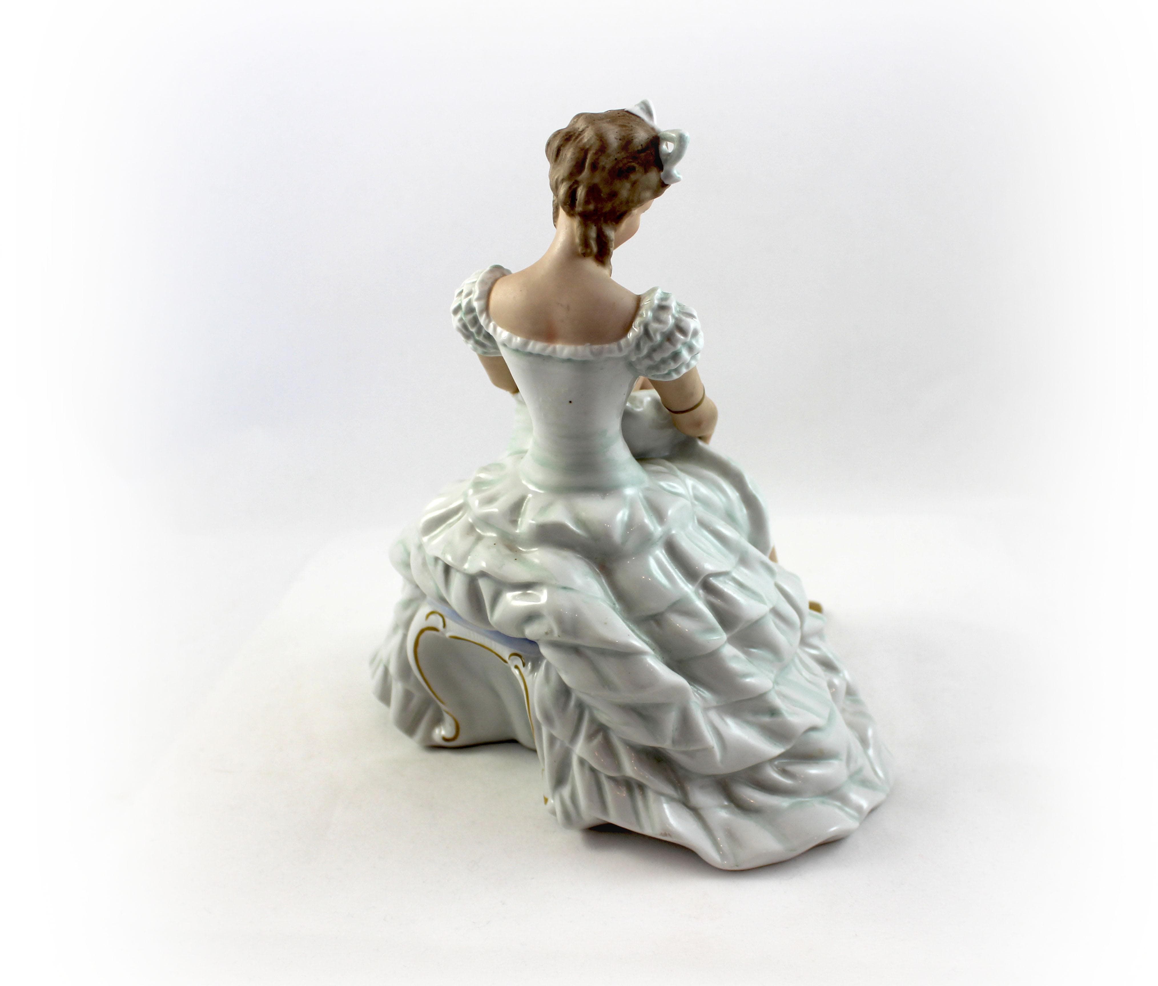 Балерина завязывает пуанты - View 2