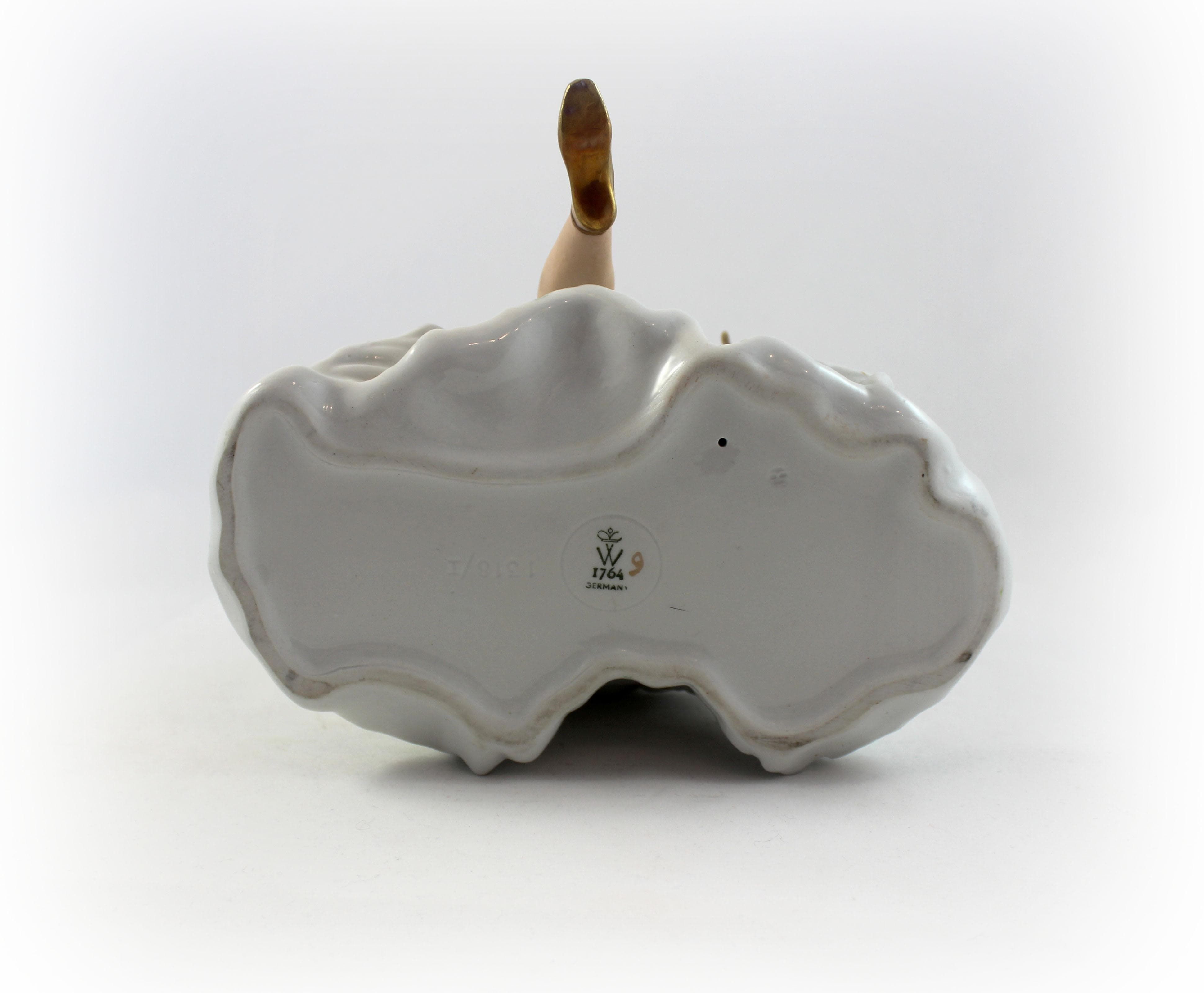 Балерина завязывает пуанты - View 3