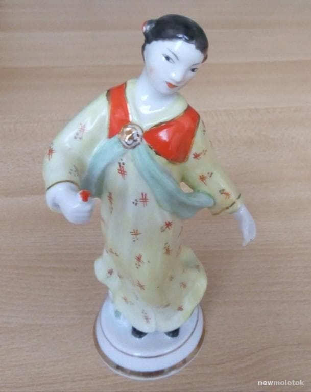 Статуэтка фарфор "Кореянка с цветком"