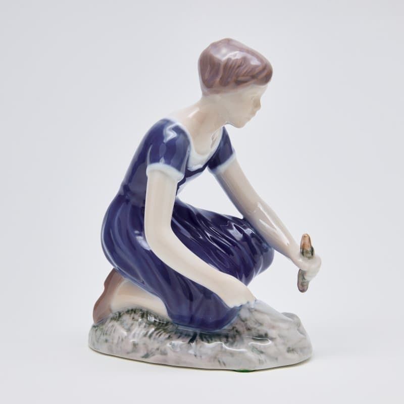 Девушка сажает цветы - View 2