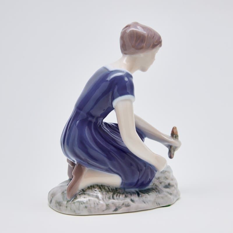 Девушка сажает цветы - View 3