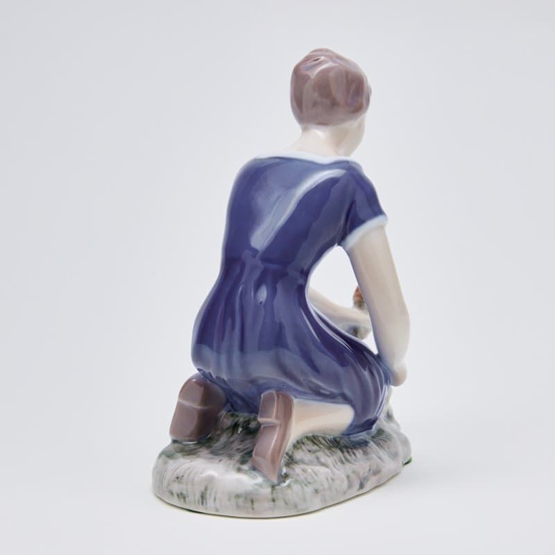 Девушка сажает цветы - View 4