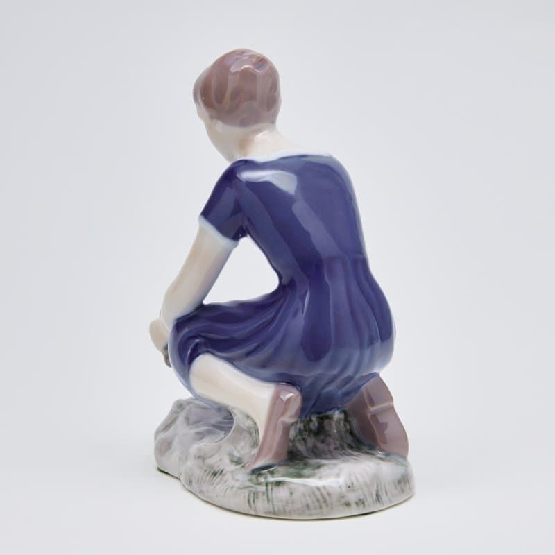 Девушка сажает цветы - View 5