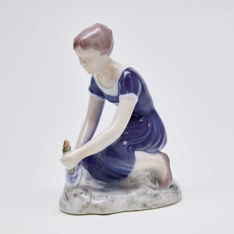 Девушка сажает цветы - View 6