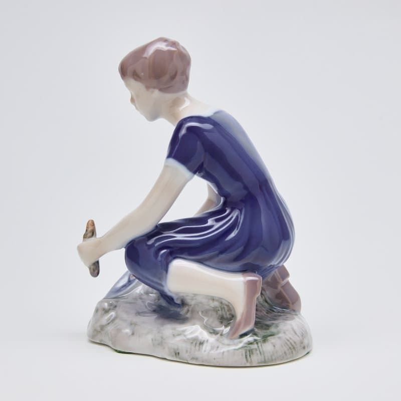 Девушка сажает цветы - View 7